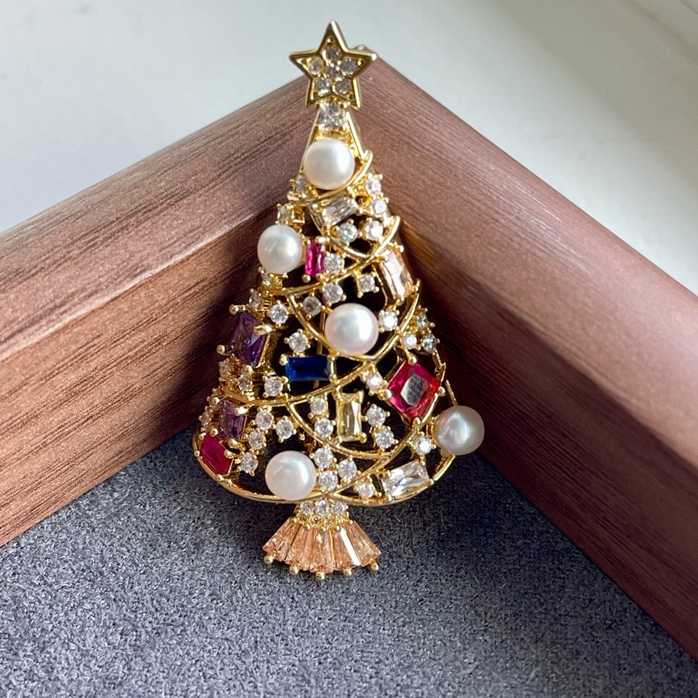 Freshwater Pearls Gold Tone Christmas Tree Brooch with Multicolor Gems